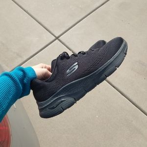 Skechers all black non-slip sneakers